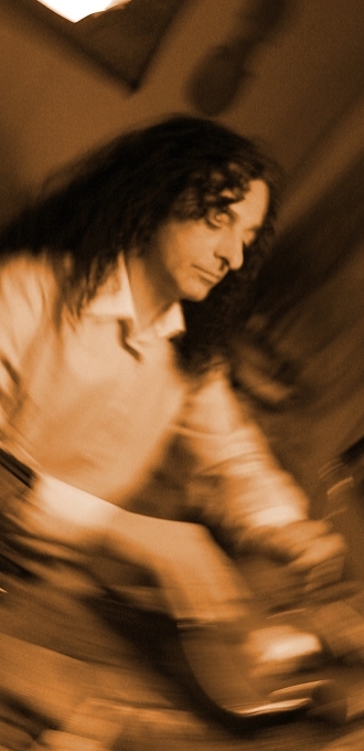 �V�ː���ƁF���t�@�G���E�f�B�r�A�b�W���A���X�̃R���N�[���ŏ܂����A�S���E�I�Ɏx������鐻��ƁB�˔\��ꂽ�ނ̍�i�́A�������̍��X�ŕ]�����ꖈ�N�A�����J�⃈�[���b�p�e���ł̗l�X�ȓW����֏��҂���܂��B
���セ�̗D�ꂽ��i�����t�Ƃ̊F�l�ɐڂ���@�������Α�������A�h�����������x�̍����̂ɂ��̍�i�̖����͍X�ɍ����傫���L�܂��čs�����ł��傤�B